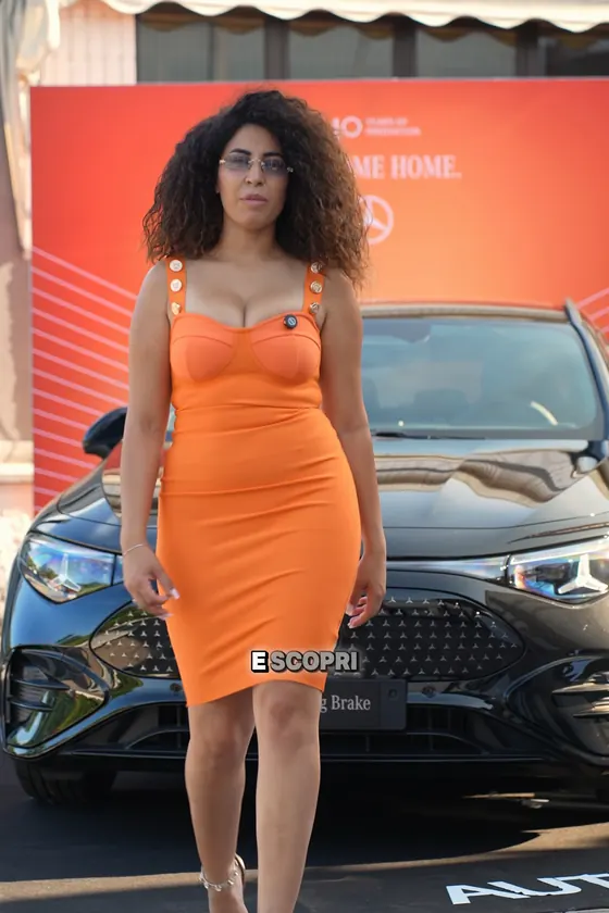Hostess dell'accoglienza davanti alla vettura esposta durante l'open day