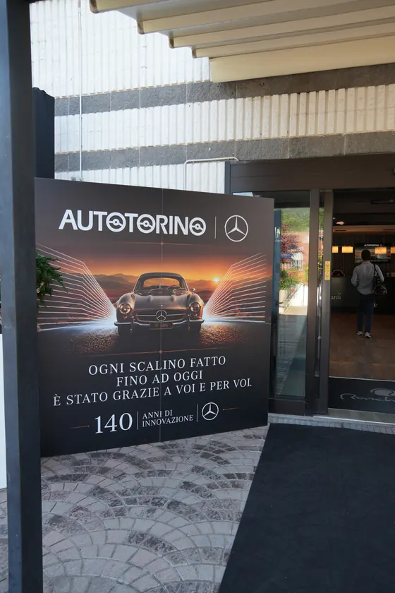 Totem dell'anniversario dei 140 anni all'ingresso della sede